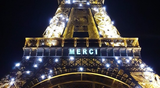 Franţa: Turnul Eiffel, luminat în fiecare seară, în semn de omagiu faţă de persoanele care luptă împotriva Covid-19; vor fi proiectate mesaje de mulţumire, dar şi îndemnuri de a rămâne acasă - VIDEO