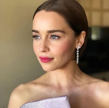 Actriţa Emilia Clarke propune o cină virtuală cu ea în schimbul donaţiei pentru o colectă umanitară - VIDEO