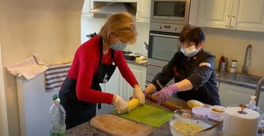 Majestatea Sa Margareta a pregătit în Săptămâna Mare cozonaci, pască şi ouă roşii în bucătăria de la Săvârşin - VIDEO
