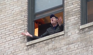 New York - Locuitorii aflaţi în izolare cântă melodia dedicată oraşului de Franck Sinatra  pentru a mulţumi cadrelor medicale - VIDEO