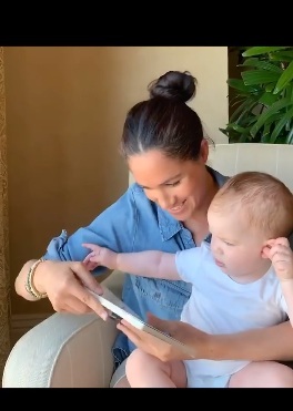 Meghan Markle a marcat un an de la naşterea lui Archie cu o înregistrare video în care îi citeşte o poveste