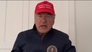 Donald Trump interpretat de Alec Baldwin oferă un sfat "teribil" în finalul sezonului 45 al Saturday Night Live: Înconjuraţi-vă de cei mai proşti oameni pe care-i găsiţi, aşa încât să străluciţi mereu! - VIDEO