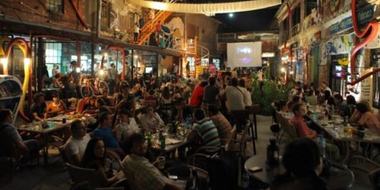Artişti şi publicitari, între cei care susţin protejarea clădirii ce găzduieşte clubul Fabrica: Merită o şansă, alta decât cea pe care i-o rezervă o administraţie coruptă şi nişte dezvoltatori imobiliari lacomi