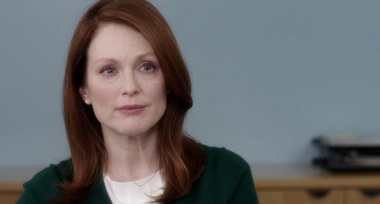 Julianne Moore, escroacă din Manhattan în cea mai nouă colaborare dintre companiile Apple şi A24