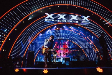 Basistul trupei Maroon 5, Mickey Madden, a fost arestat pentru violenţă domestică 