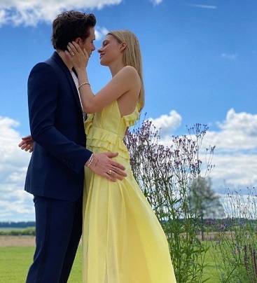 Brooklyn Beckham, fiul lui David şi Victoria Beckham, şi-a anunţat logodna cu actriţa Nicola Peltz