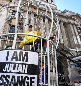 Creatoarea de modă Vivienne Westwood s-a închis într-o colivie, în semn de protest faţă de extrădarea lui Julian Assange - FOTO