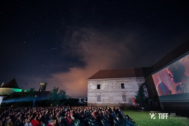 Începe TIFF 2020 în aer liber - Concert Sync the Classics şi spectacol cu prima orchestră de tango argentinian din România
