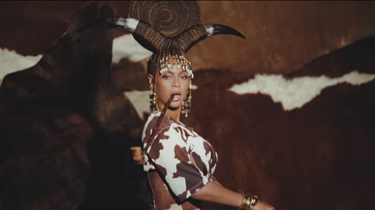 Albumul vizual "Black Is King" al cântăreţei Beyoncé, lăudat şi criticat