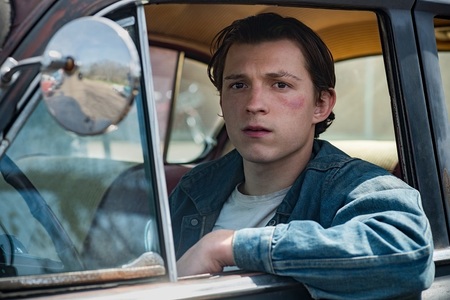 Tom Holland, Bill Skarsgård şi Sebastian Stan, în filmul „The Devil All the Time” lansat de Netflix în septembrie