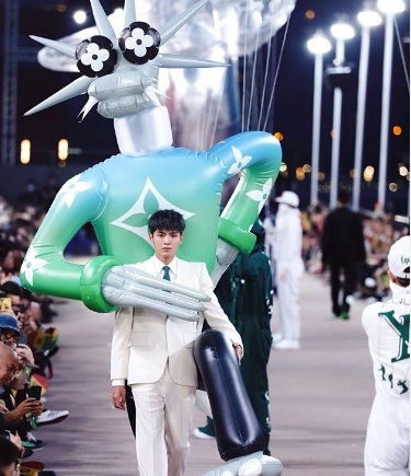 Casa Louis Vuitton a revenit pe podium la Shanghai pentru colecţia sa masculină primăvară-vară 2021 - FOTO