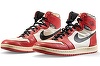 O pereche de pantofi sport Air Jordan 1 a fost vândută la licitaţie pentru suma record de 650.000 de dolari