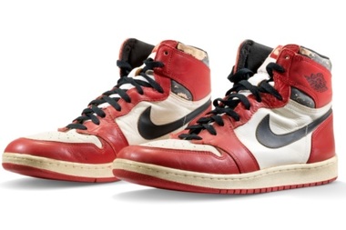O pereche de pantofi sport Air Jordan 1 a fost vândută la licitaţie pentru suma record de 650.000 de dolari