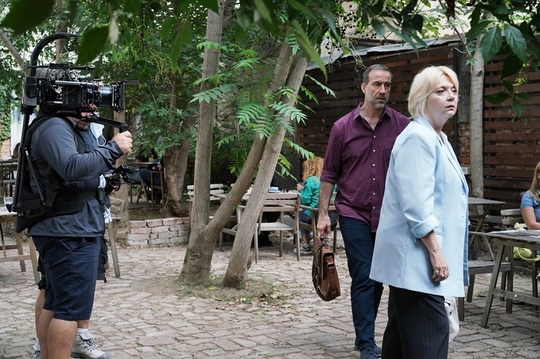 Şerban Pavlu şi Emilia Popescu, la filmări pentru „Încredere” (Foto: Antonio Cioarek)