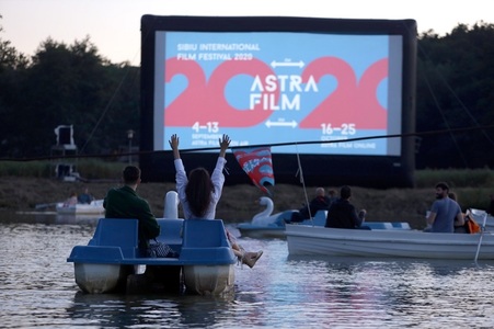 Premieră pentru lumea cinematografică din România: Vizionare de filme din bărci care plutesc pe lac la Astra Film Festival din Sibiu - FOTO