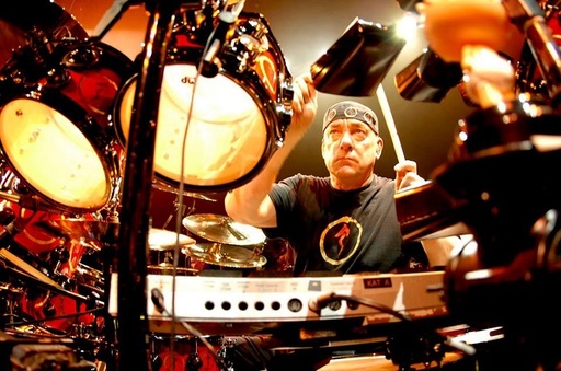 Bateriştii trupelor The Police, Foo Fighters şi Red Hot Chili Peppers, în concert online dedicat memoriei lui Neil Peart