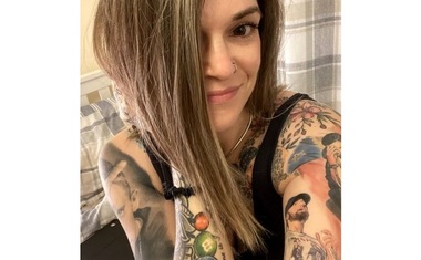 Record mondial - O admiratoare a lui Eminem, persoana cu cele mai multe tatuaje care înfăţişează un artist