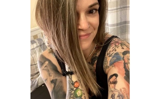 Record mondial - O admiratoare a lui Eminem, persoana cu cele mai multe tatuaje care înfăţişează un artist