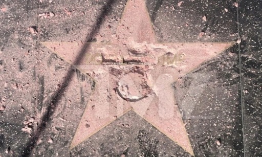 Un bărbat deghizat în Hulk a distrus steaua lui Donald Trump de la Hollywood