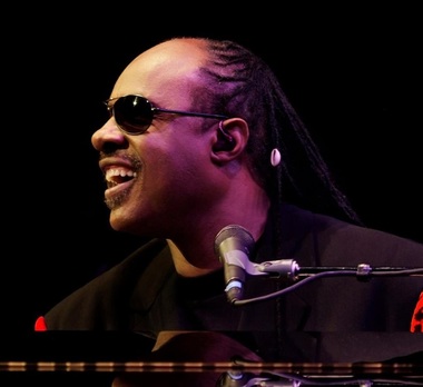 Stevie Wonder a părăsit Motown Records după aproximativ 60 de ani şi a lansat două piese - VIDEO
