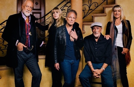 Stevie Nicks a dezvăluit că membrii Fleetwood Mac nu au comunicat deloc cu Lindsey Buckingham de când chitaristul a suferit un atac de cord