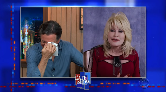 Cântăreaţa Dolly Parton l-a făcut să plângă în direct pe realizatorul Stephen Colbert - VIDEO
