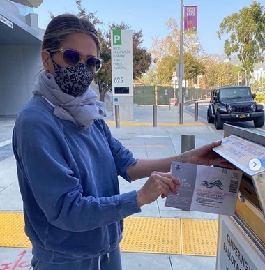 Jennifer Aniston îşi îndeamnă fanii să nu voteze cu Kanye West: "Votaţi pentru drepturi umane egale, pentru dragoste şi decenţă!"