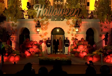 Petrecere de Halloween la Casa Albă: Fără a oferi bomboane anul acesta, soţii Trump au urmărit parada costumelor şi i-au salutat pe copii - VIDEO