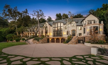 Gene Simmons, liderul trupei Kiss, vinde pentru 22 de milioane de dolari o proprietate din California