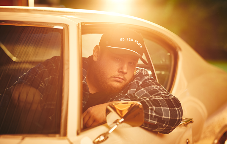 Cântăreţul country Luke Combs a revenit pe primul loc în Billboard 200, stabilind un record de streaming