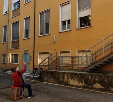 Un italian în vârstă de 81 de ani i-a cântat serenade soţiei lui bolnave pe care nu o putea vizita în spital - VIDEO