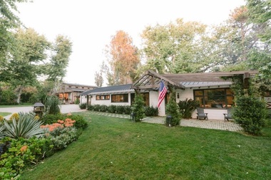 Reese Witherspoon a vândut pentru mai mult de 6 milioane de dolari casa de vacanţă din Malibu - FOTO