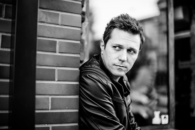 Dan Byron a lansat EP-ul „Long Story Short” şi va susţine un concert online pentru a prezenta materialul - VIDEO