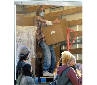 Brad Pitt a împărţit cutii cu alimente familiilor nevoiaşe din Los Angeles: „Nu se comportă ca un star de Hollywood, ci e mai mult un bun samaritean”