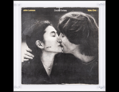 Discul pe care John Lennon l-a semnat pentru cel care avea să îl asasineze, scos la licitaţie