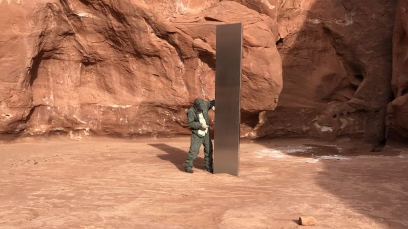 Un straniu monolit din metal, descoperit de echipajul unui elicopter în deşertul din Utah

