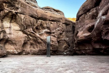 Originea monolitului din metal din deşertul Utah, încă necunoscută. Mai mulţi oameni l-au găsit cu ajutorul detectivilor online