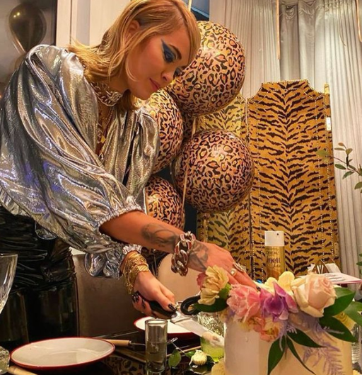 Cântăreaţa Rita Ora regretă că a încălcat regulile de izolare pentru a da o petrecere la Londra de ziua ei de naştere