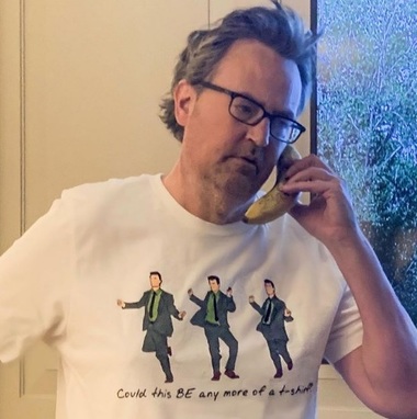 Actorul Matthew Perry lansează o linie vestimentară inspirată de personajul său din "Friends" iar fondurile vor ajuta OMS în lupta cu Covid