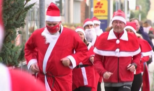 O întrecere a Moş Crăciunilor în Germania a avut loc în ciuda restricţiilor din cauza pandemiei - VIDEO