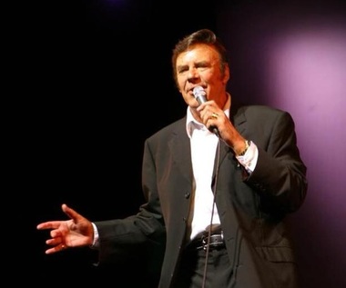 Marty Wilde este una dintre primele celebrităţi vaccinate împotriva Covid-19