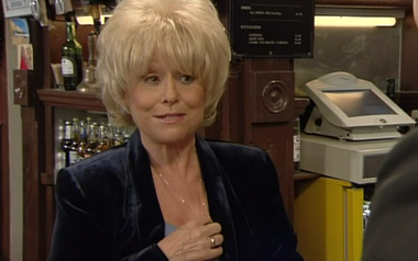 Actriţa Barbara Windsor, cunoscută din „EastEnders” şi „Carry On”, a murit la vârsta de 83 de ani

