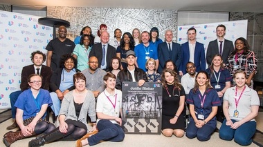 Justin Bieber şi un cor de asistente şi medici britanici, cântec de Crăciun
