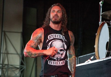 Tim Lambesis, solistul formaţiei As I Lay Dying, spitalizat după ce şi-a dat foc accidental - FOTO