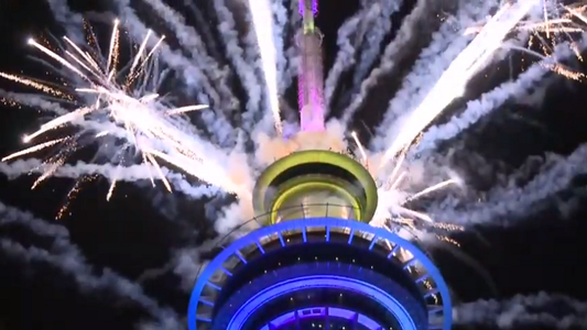 Revelion 2021 - Mii de persoane au urmărit spectacolul de artificii şi lumini din Auckland - VIDEO