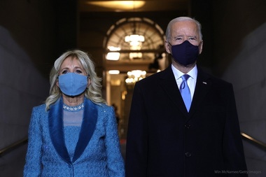 Jill Biden, prima-doamnă a SUA, a purtat o ţinută care reprezintă "încredere" şi "stabilitate", potrivit designerului