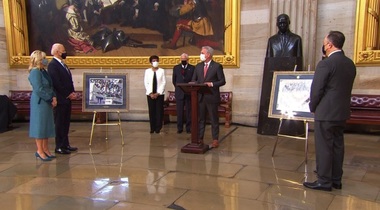 Cadourile primite de noii lideri americani Joe Biden şi Kamala Harris în Ziua învestirii: Tablouri, vase de cristal unicat, steaguri americane