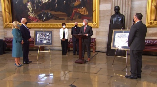 Cadourile primite de noii lideri americani Joe Biden şi Kamala Harris în Ziua învestirii: Tablouri, vase de cristal unicat, steaguri americane