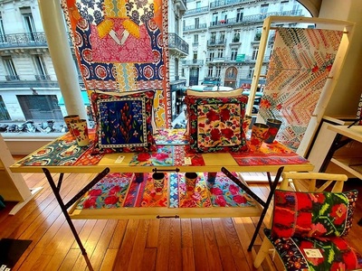 Colecţia de primăvară-vară a casei de modă Fragonard, intitulată „Couleurs roumaines”, evidenţiază tradiţiile şi artiştii români