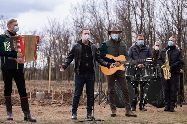Prim-ministrul Cîţu, protagonist de meme după acţiunea de împădurire - Pe aceeaşi scenă cu Metallica şi „urmărit” de Bernie Sanders - FOTO